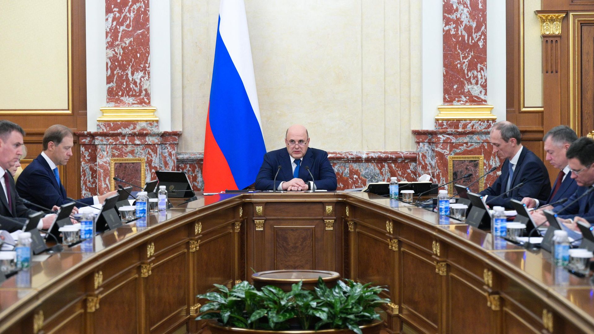 Председатель правительства России Михаил Мишустин проводит совещание с членами кабинета министров, 15 ноября 2024 года Председатель правительства России Михаил Мишустин проводит совещание с членами кабинета министров, 15 ноября 2024 года - РИА Новости, 1920, 15.11.2024