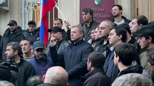 Адгур Ардзинба у входа в здание парламента Абхазии в Сухуме
