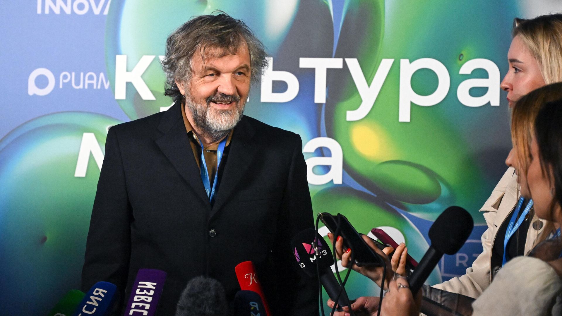Сербский режиссер, актер и сценарист Эмир Кустурица отвечает на вопросы журналистов на первом международном форуме новых медиа Культура. Медиа. Цифра на территории кинозавода Москино в Москве Сербский режиссер, актер и сценарист Эмир Кустурица отвечает на вопросы журналистов на первом международном форуме новых медиа Культура. Медиа. Цифра на территории кинозавода Москино в Москве - РИА Новости, 1920, 16.11.2024