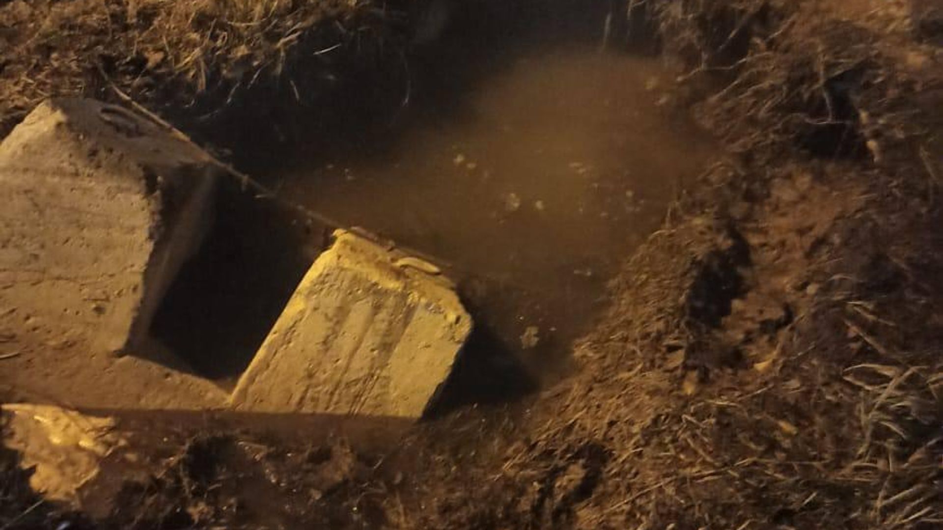 Яма с кипятком, в которую провалился школьник во дворе жилого дома в Челябинске Яма с кипятком, в которую провалился школьник во дворе жилого дома в Челябинске - РИА Новости, 1920, 21.11.2024