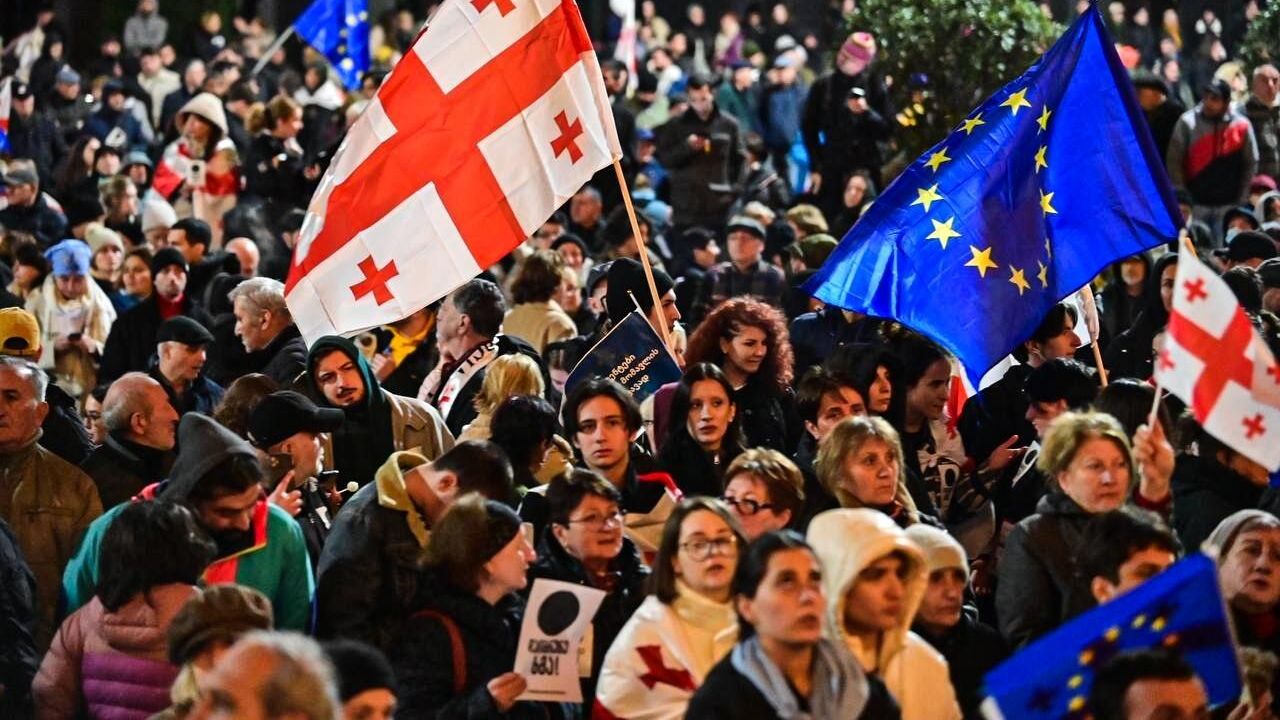 Участники акции оппозиции в Тбилиси. 17 ноября 2024 Участники акции оппозиции в Тбилиси. 17 ноября 2024 - РИА Новости, 1920, 17.11.2024