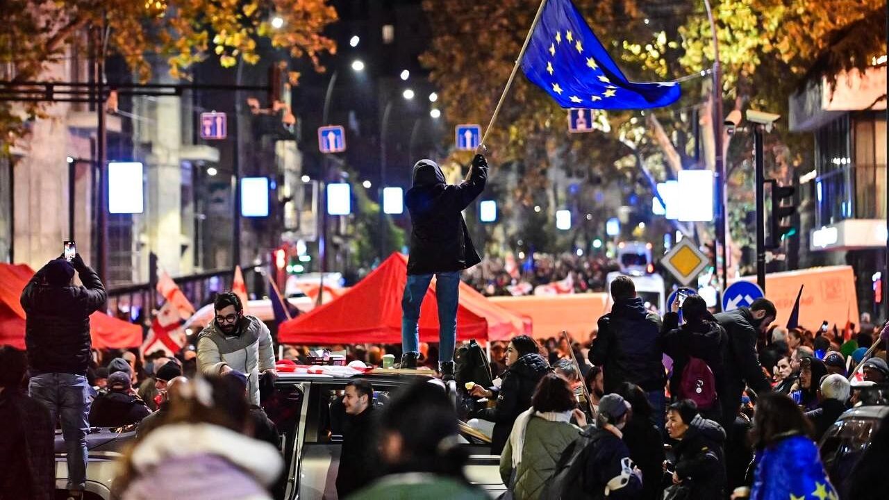 Участники акции оппозиции в Тбилиси. 17 ноября 2024 Участники акции оппозиции в Тбилиси. 17 ноября 2024 - РИА Новости, 1920, 17.11.2024