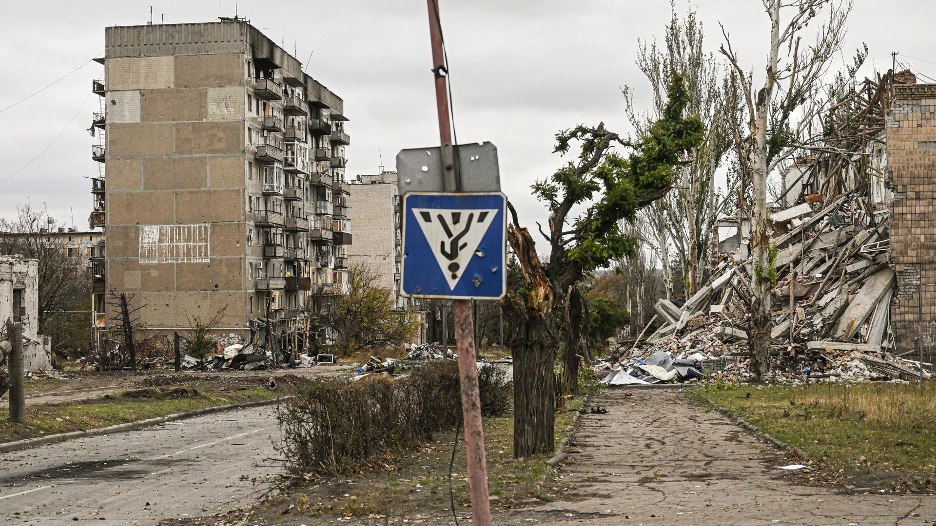 Жилой квартал в освобожденном городе Селидово в ДНР. В результате успешных действий соединений и воинских частей группировки войск Центр ВС России полностью освобожден город Селидово Донецкой Народной Республики. - РИА Новости, 1920, 17.12.2024