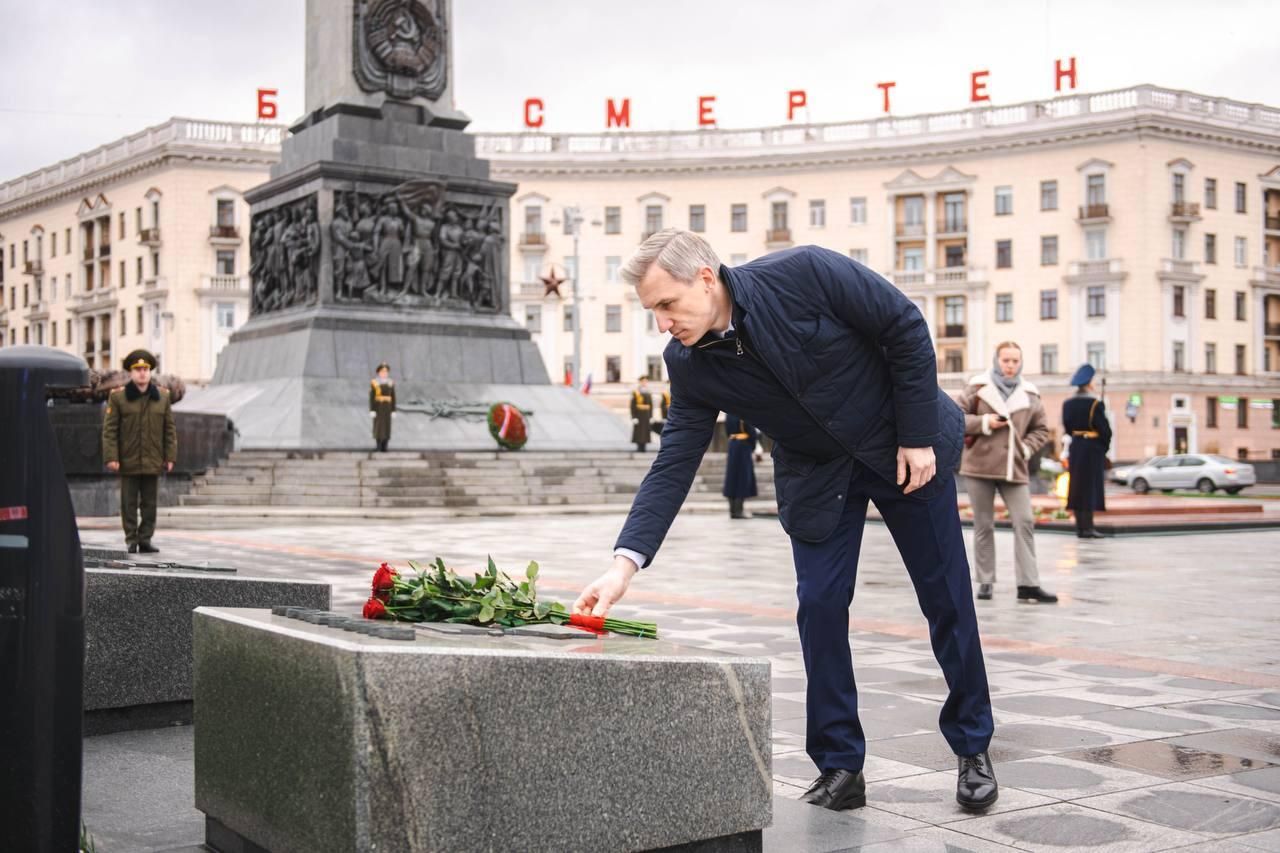 Делегация Смоленской области перед началом рабочей программы в Беларуси почтила память погибших в Великой Отечественной войне Делегация Смоленской области перед началом рабочей программы в Беларуси почтила память погибших в Великой Отечественной войне - РИА Новости, 1920, 18.11.2024