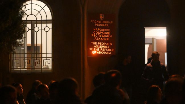 Сторонники оппозиции у здания парламента Абхазии в Сухуме