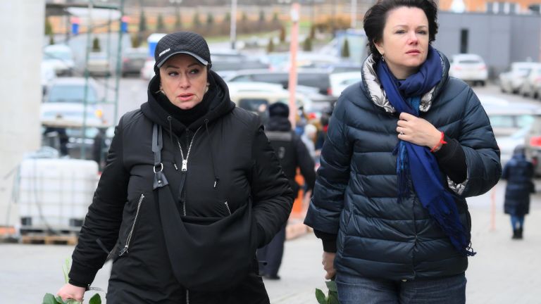 Певица Наталия Гулькина перед началом церемонии прощания с певцом Владимиром Левкиным в Большом траурном зале Троекуровского кладбища в Москве Певица Наталия Гулькина перед началом церемонии прощания с певцом Владимиром Левкиным в Большом траурном зале Троекуровского кладбища в Москве