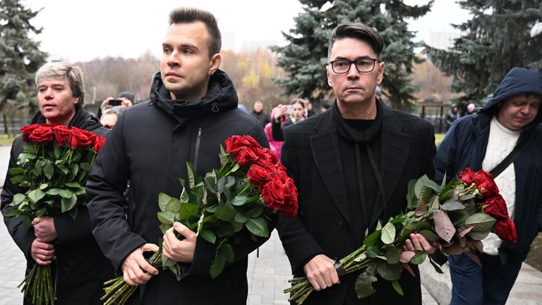Солисты группы На-На Вячеслав Жеребкин, Михаил Игонин и Владимир Политов перед началом церемонии прощания с певцом Владимиром Левкиным в Большом траурном зале Троекуровского кладбища в Москве Солисты группы На-На Вячеслав Жеребкин, Михаил Игонин и Владимир Политов перед началом церемонии прощания с певцом Владимиром Левкиным в Большом траурном зале Троекуровского кладбища в Москве
