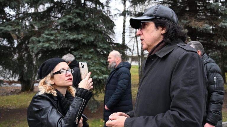 Певец Кай Метов перед началом церемонии прощания с певцом Владимиром Левкиным в Большом траурном зале Троекуровского кладбища в Москве Певец Кай Метов перед началом церемонии прощания с певцом Владимиром Левкиным в Большом траурном зале Троекуровского кладбища в Москве