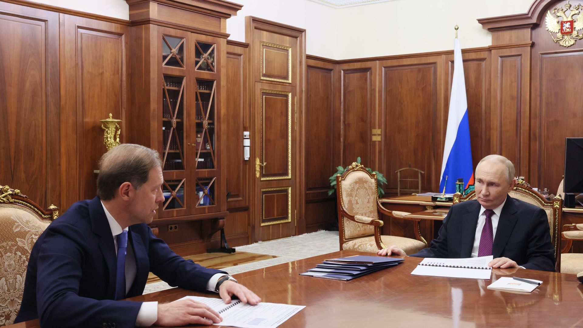 Президент РФ Владимир Путин и первый заместитель правительства РФ Денис Мантуров во время встречи. 20 ноября 2024 Президент РФ Владимир Путин и первый заместитель правительства РФ Денис Мантуров во время встречи. 20 ноября 2024 - РИА Новости, 1920, 20.11.2024