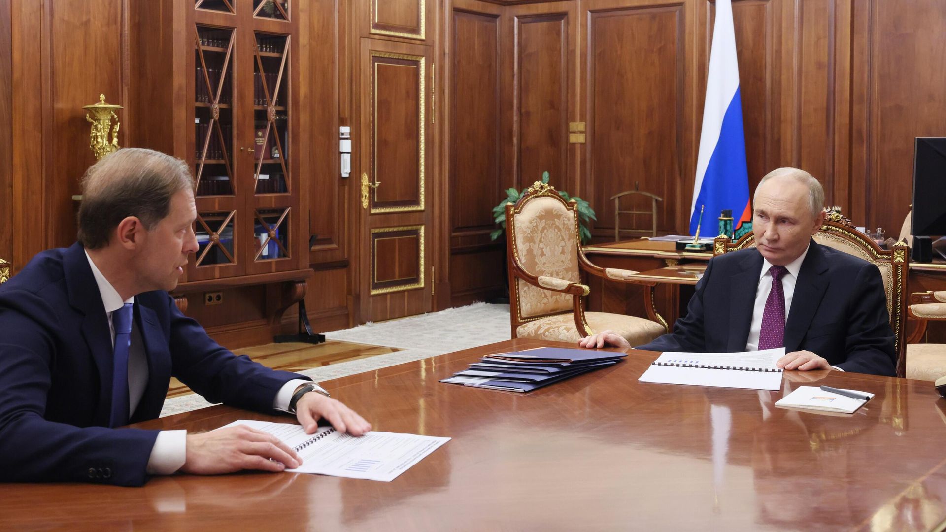 Президент РФ Владимир Путин и первый заместитель правительства РФ Денис Мантуров во время встречи. 20 ноября 2024 - РИА Новости, 1920, 20.11.2024