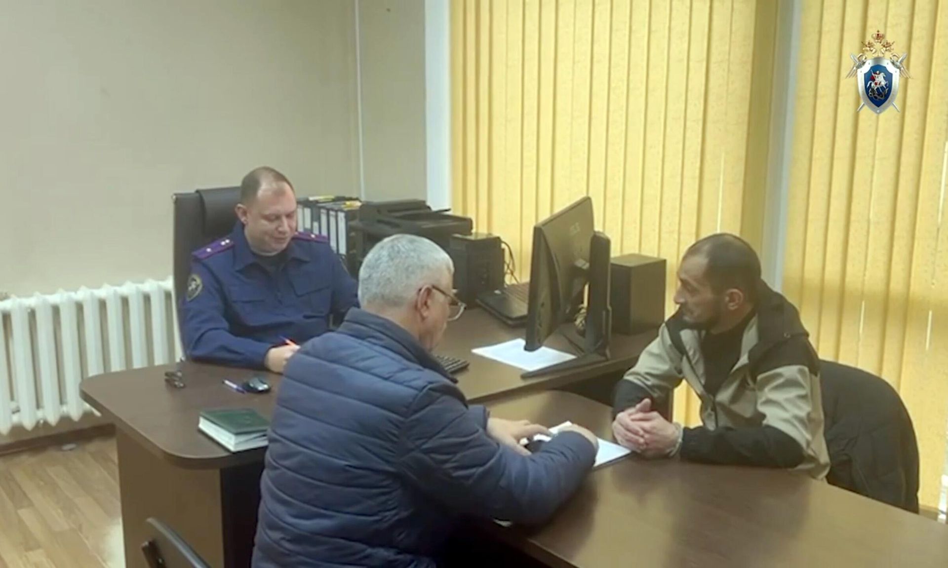 Стоп-кадр с видеозаписи СУ СК РФ по Республике Адыгея с предъявления окончательного обвинение отцу погибшей в Адыгее трехлетней девочки Стоп-кадр с видеозаписи СУ СК РФ по Республике Адыгея с предъявления окончательного обвинение отцу погибшей в Адыгее трехлетней девочки - РИА Новости, 1920, 20.11.2024