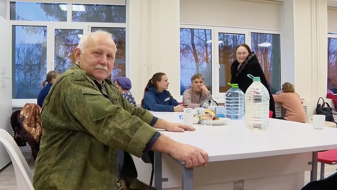 Жители Окуловского района Новгородской области в пункте временного размещения Жители Окуловского района Новгородской области в пункте временного размещения - РИА Новости, 1920, 20.11.2024