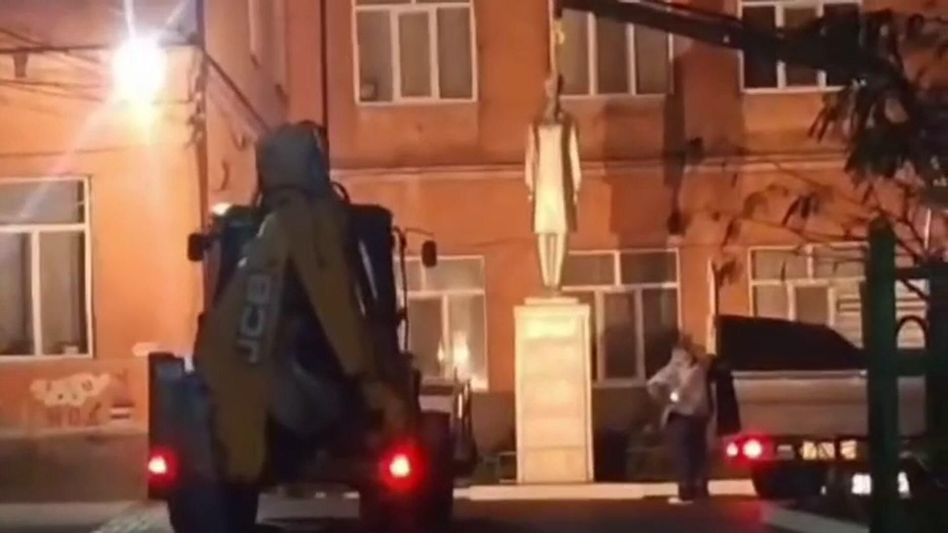 Снос памятника Зое Космодемьянской в Одесской области Снос памятника Зое Космодемьянской в Одесской области - РИА Новости, 1920, 20.11.2024