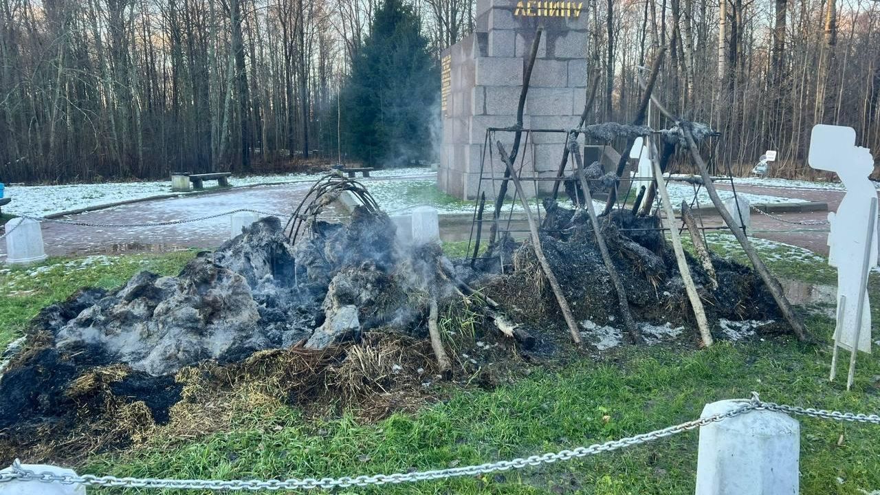 Сгоревшая реконструкция шалаша Ленина Сгоревшая реконструкция шалаша Ленина - РИА Новости, 1920, 22.11.2024