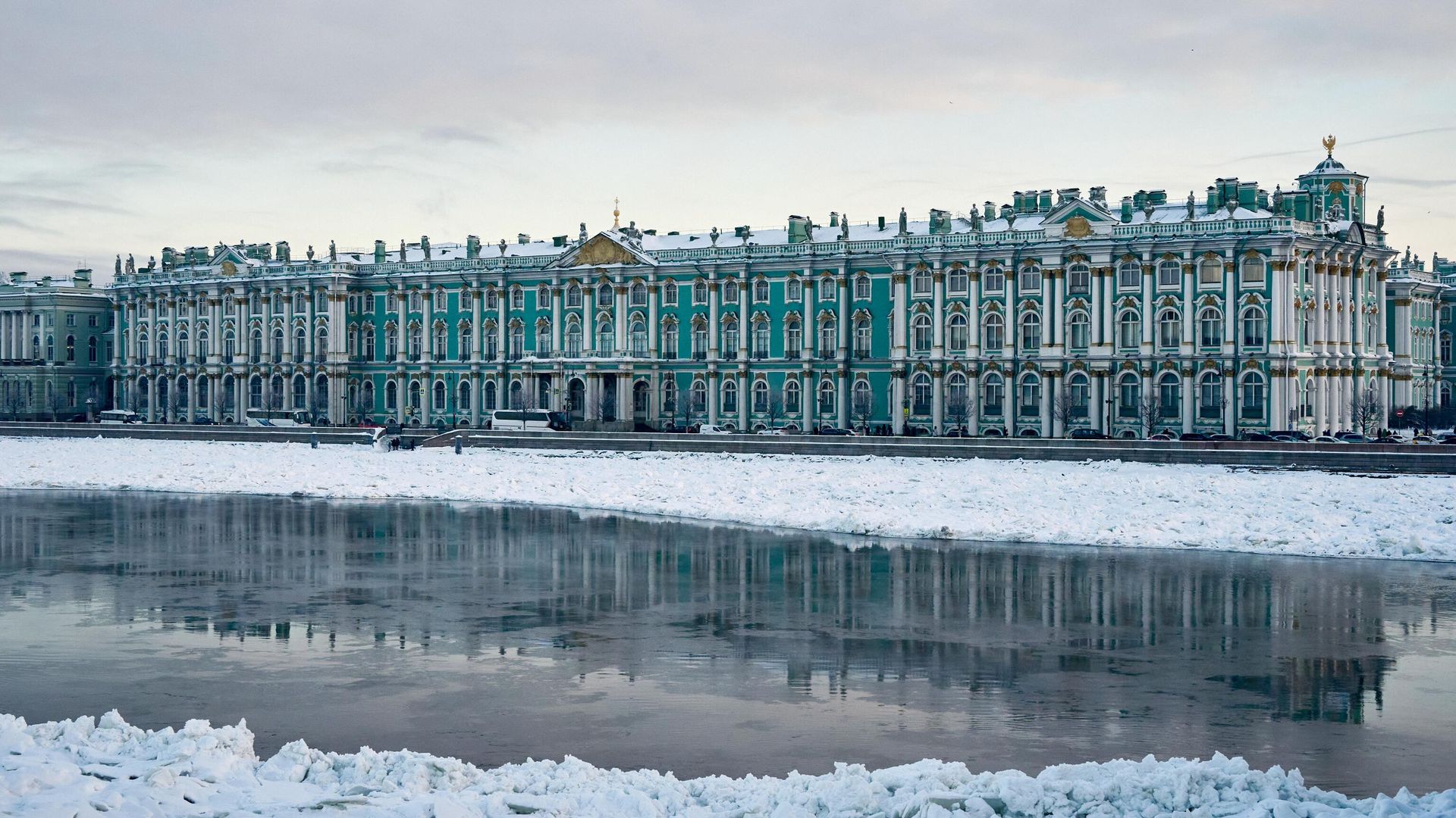 Вид на Эрмитаж с Дворцового моста в Санкт-Петербурге Вид на Эрмитаж с Дворцового моста в Санкт-Петербурге - РИА Новости, 1920, 02.01.2026