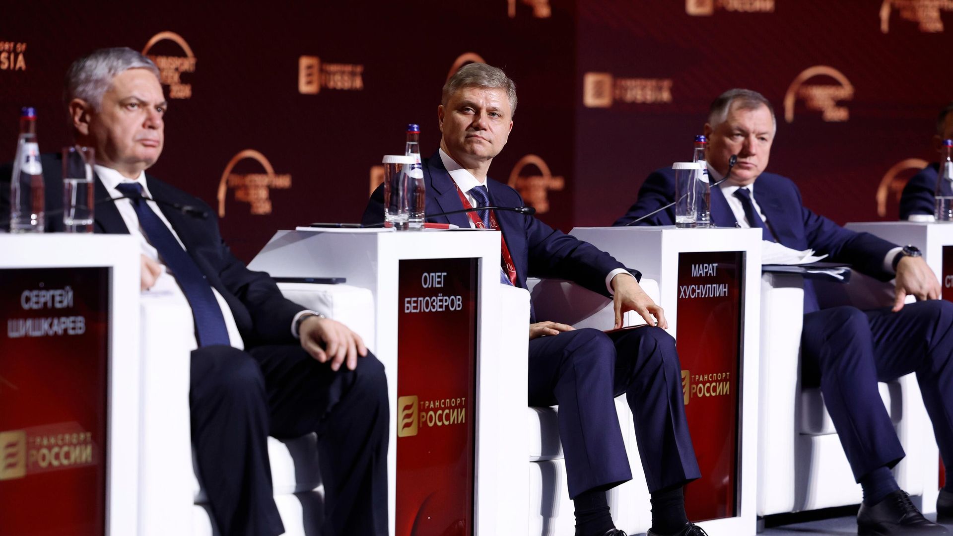 Председатель совета директоров группы компаний Дело Сергей Шишкарев, генеральный директор - председатель правления ОАО РЖД Олег Белозеров и заместитель председателя правительства РФ Марат Хуснуллин на пленарной дискуссии Эффективная транспортная система. Ключевые элементы XVIII международного форума Транспорт России в Москве Председатель совета директоров группы компаний Дело Сергей Шишкарев, генеральный директор - председатель правления ОАО РЖД Олег Белозеров и заместитель председателя правительства РФ Марат Хуснуллин на пленарной дискуссии Эффективная транспортная система. Ключевые элементы XVIII международного форума Транспорт России в Москве - РИА Новости, 1920, 21.11.2024