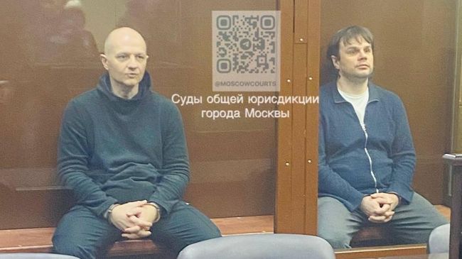 Экс-вице-губернатор Санкт-Петербурга Владимир Лавленцев и генеральный директор ООО ВО Технопромэкпорт Игорь Забиран в зале суда