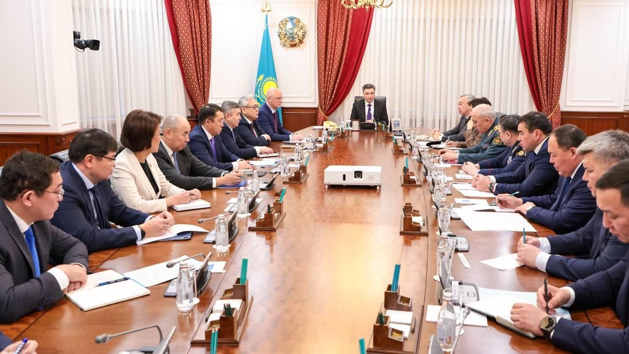 Оперативное совещание по исполнению поручений главы Казахстана о принятии срочных мер по обеспечению безопасности основных военных и гражданских объектов в связи с ситуацией вокруг Украины. 22 ноября 2024 Оперативное совещание по исполнению поручений главы Казахстана о принятии срочных мер по обеспечению безопасности основных военных и гражданских объектов в связи с ситуацией вокруг Украины. 22 ноября 2024 - РИА Новости, 1920, 22.11.2024