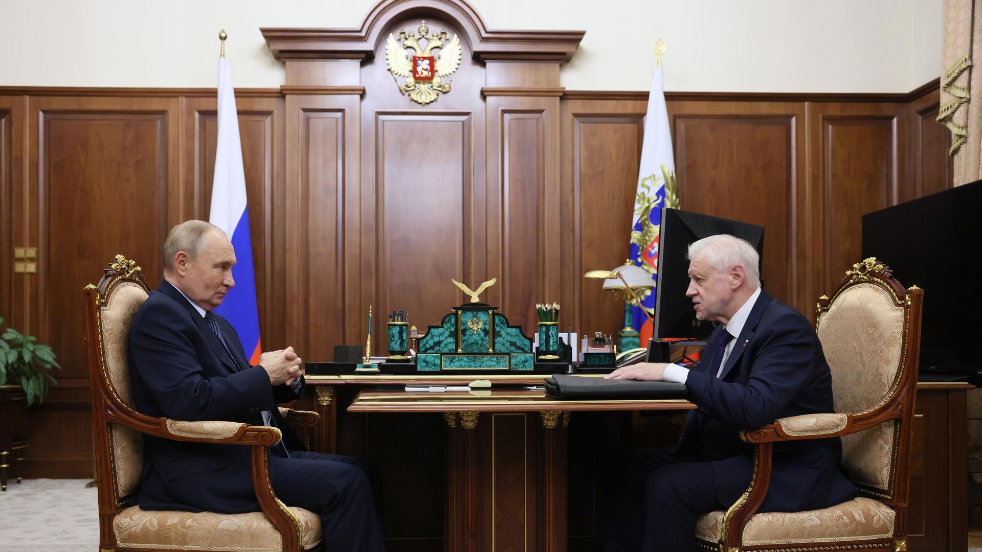 Президент РФ Владимир Путин и руководитель фракции Справедливая Россия - За правду Сергей Миронов во время встречи. 22 ноября 2024 Президент РФ Владимир Путин и руководитель фракции Справедливая Россия - За правду Сергей Миронов во время встречи. 22 ноября 2024 - РИА Новости, 1920, 22.11.2024