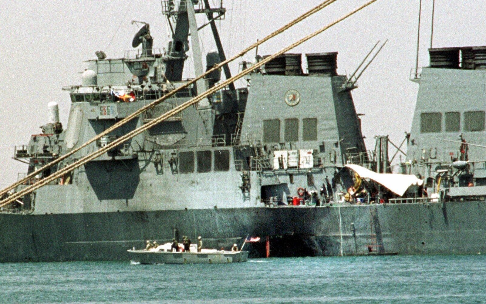 Американский эсминец USS Cole после нападения террористов в Адене, Йемен. 2000 год Американский эсминец USS Cole после нападения террористов в Адене, Йемен. 2000 год - РИА Новости, 1920, 22.11.2024