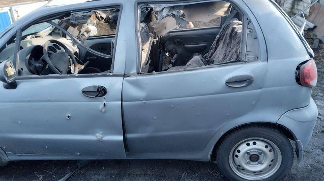 Последствия атаки ВСУ на автомобиль в селе Борисовка в Белгородской области