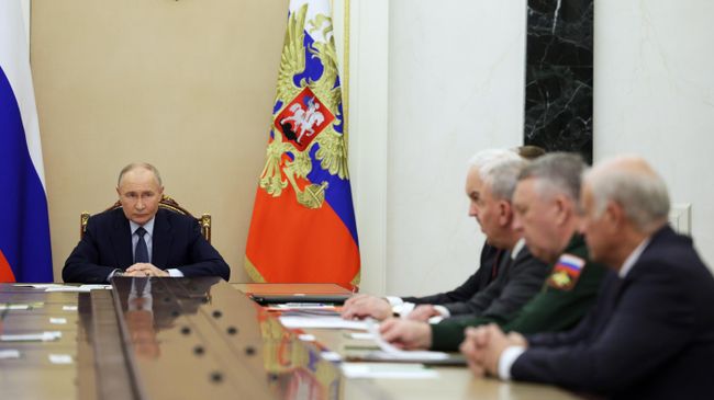 Президент РФ Владимир Путин проводит совещание с руководством Министерства обороны, представителями ВПК и разработчиками ракетных систем Президент РФ Владимир Путин проводит совещание с руководством Министерства обороны, представителями ВПК и разработчиками ракетных систем