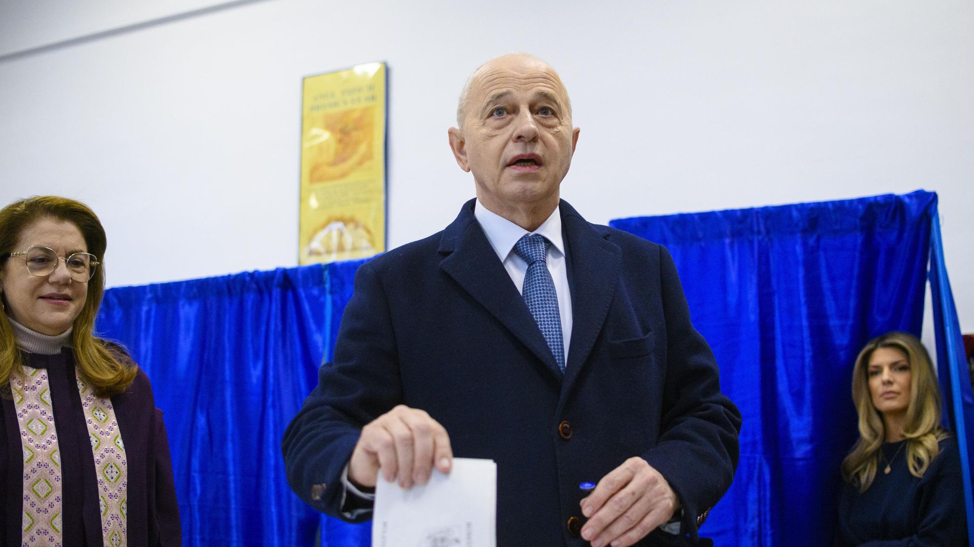 Экс-замгенсека НАТО и кандидат в президенты Румынии Мирча Джоанэ голосует на выборах Экс-замгенсека НАТО и кандидат в президенты Румынии Мирча Джоанэ голосует на выборах - РИА Новости, 1920, 25.11.2024