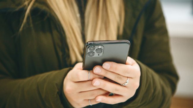 Девушка со смартфоном Девушка со смартфоном