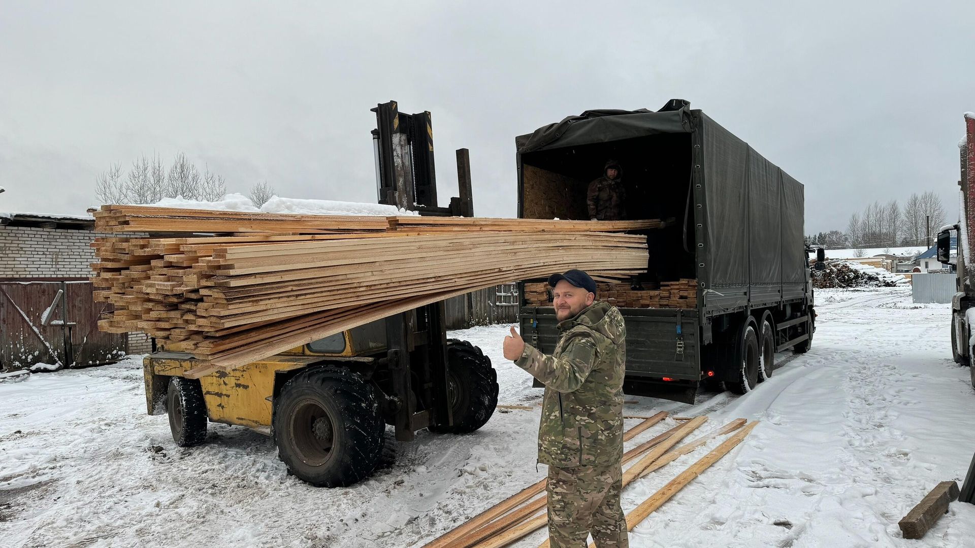 Жители Новгородской области отправили пиломатериалы и Ниву бойцам СВО Жители Новгородской области отправили пиломатериалы и Ниву бойцам СВО - РИА Новости, 1920, 26.11.2024