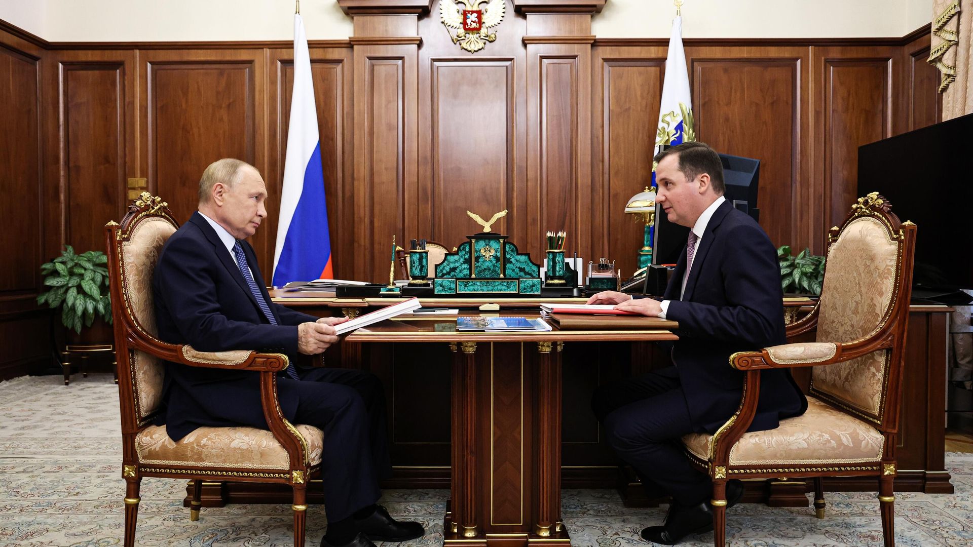 Президент России Владимир Путин и губернатор Архангельской области Александр Цыбульский во время встречи Президент России Владимир Путин и губернатор Архангельской области Александр Цыбульский во время встречи - РИА Новости, 1920, 11.03.2025