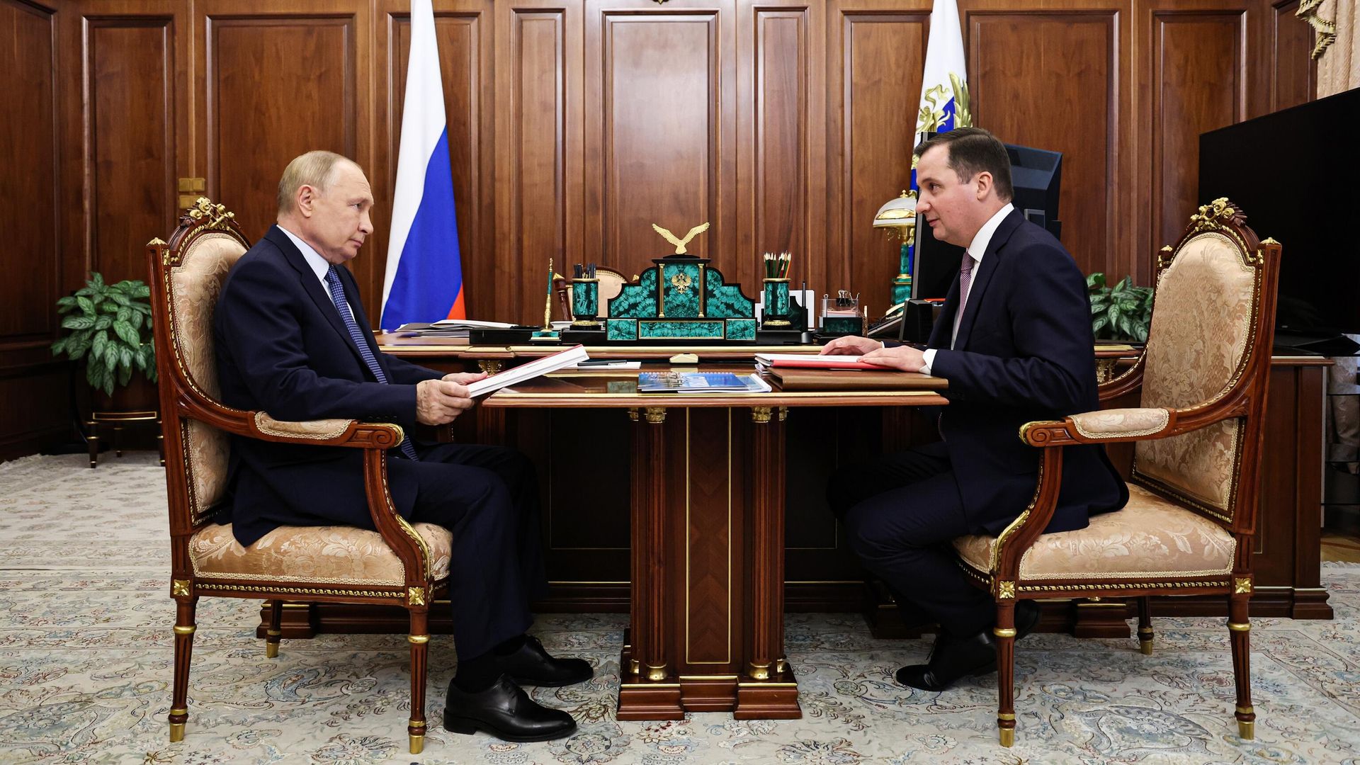 Президент России Владимир Путин и губернатор Архангельской области Александр Цыбульский во время встречи Президент России Владимир Путин и губернатор Архангельской области Александр Цыбульский во время встречи - РИА Новости, 1920, 26.11.2024
