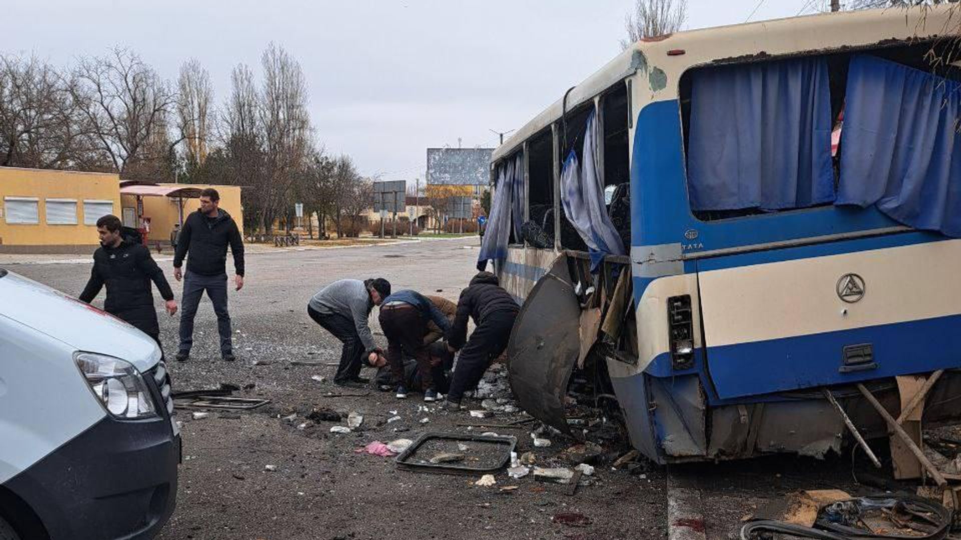 Последствия обстрела ВСУ автобуса в Новой Каховке Последствия обстрела ВСУ автобуса в Новой Каховке - РИА Новости, 1920, 26.11.2024