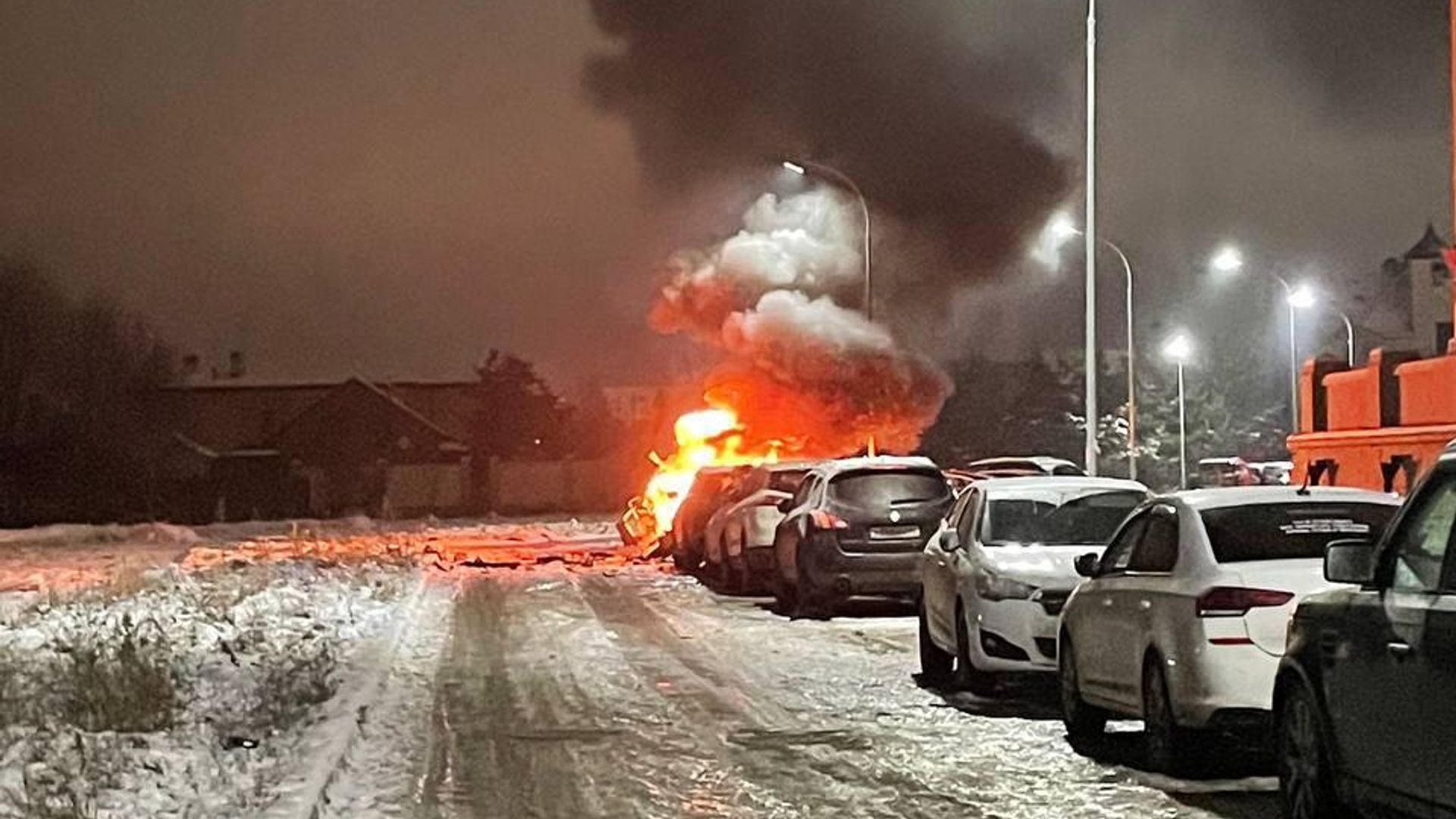 В ЖК Лайково под Одинцово сгорел припаркованный автомобиль В ЖК Лайково под Одинцово сгорел припаркованный автомобиль - РИА Новости, 1920, 27.11.2024