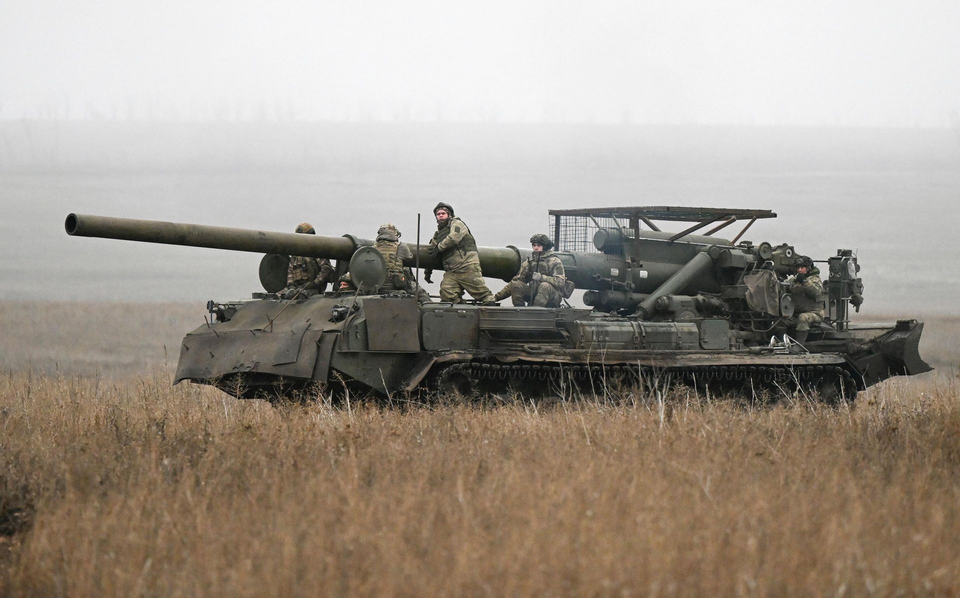 Военнослужащие расчета самоходной артиллерийской установки (САУ) 2С7М Малка в зоне СВО - РИА Новости, 1920, 28.01.2025
