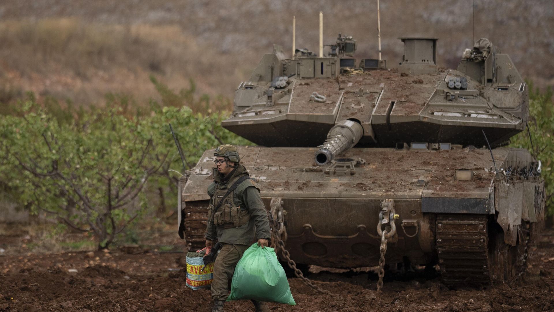 Израильский солдат возле танка неподалеку от ливанской границы Израильский солдат возле танка неподалеку от ливанской границы - РИА Новости, 1920, 14.03.2026