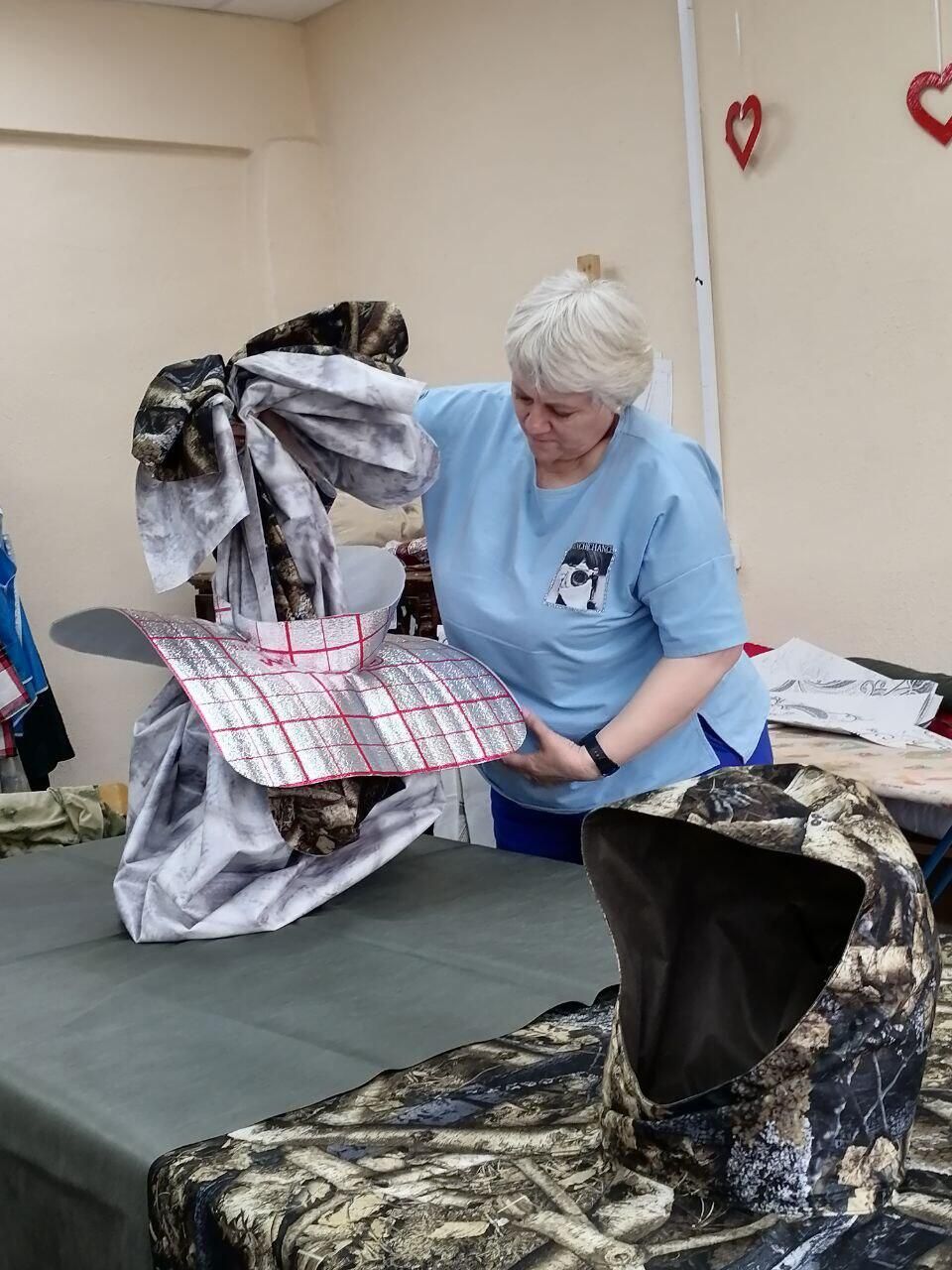 Ирина Лагутина в процессе создания бронежилета для собак Ирина Лагутина в процессе создания бронежилета для собак - РИА Новости, 1920, 27.11.2024