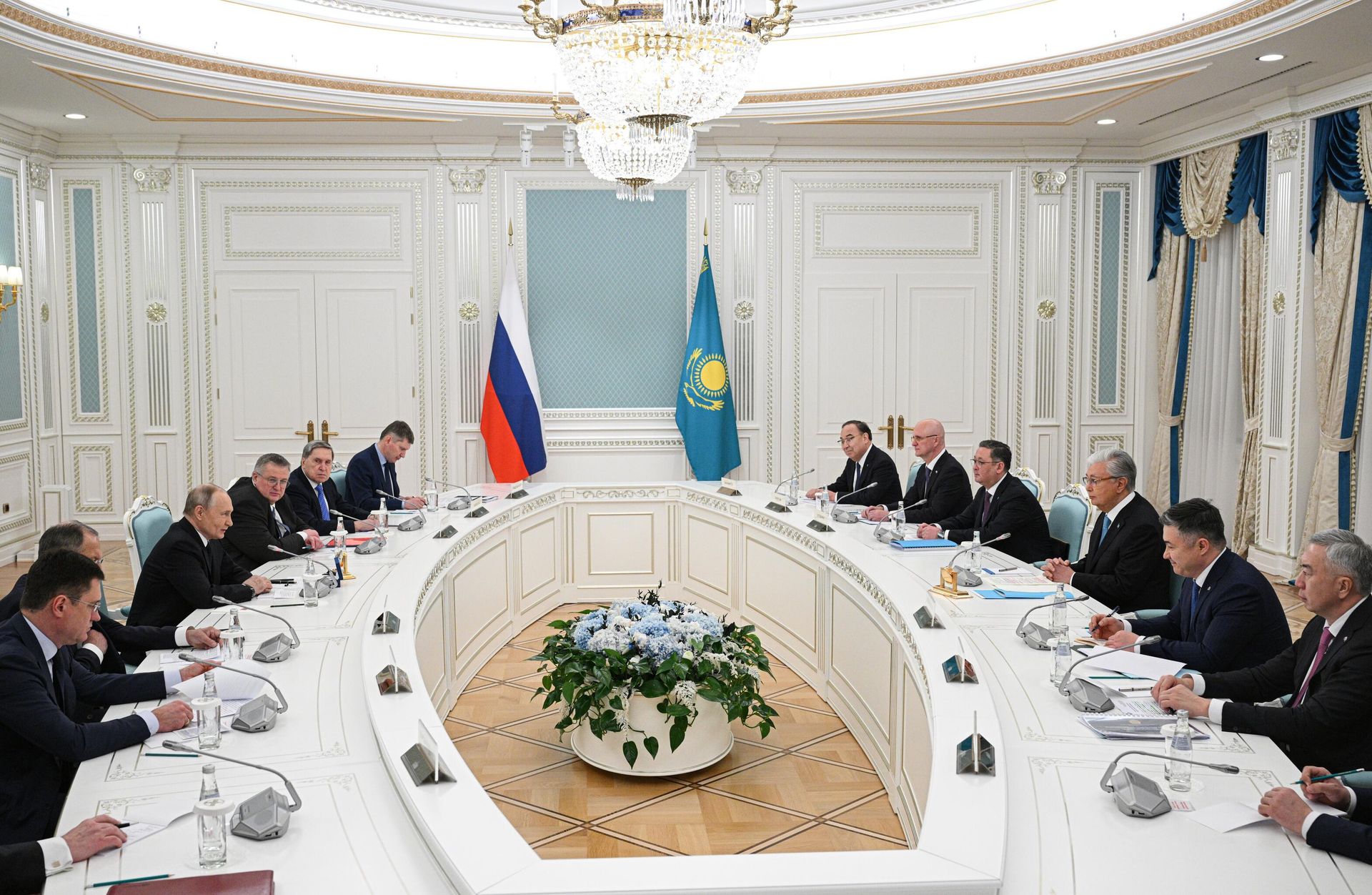 Президент РФ Владимир Путин и президент Казахстана Касым-Жомарт Токаев во время переговоров в Астане Президент РФ Владимир Путин и президент Казахстана Касым-Жомарт Токаев во время переговоров в Астане - РИА Новости, 1920, 27.11.2024