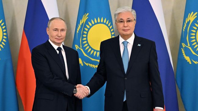 Президент РФ Владимир Путин и президент Казахстана Касым-Жомарт Токаев во время встречи в Астане