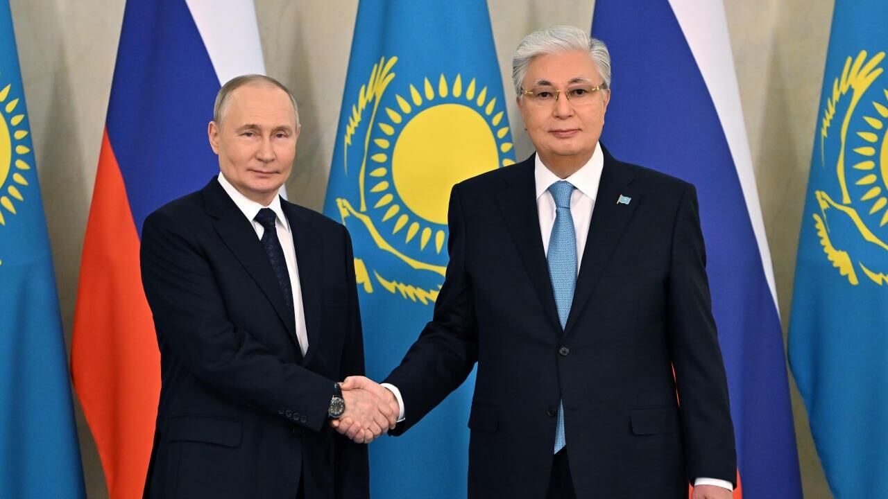 Президент РФ Владимир Путин и президент Казахстана Касым-Жомарт Токаев во время встречи в Астане Президент РФ Владимир Путин и президент Казахстана Касым-Жомарт Токаев во время встречи в Астане - РИА Новости, 1920, 29.11.2024