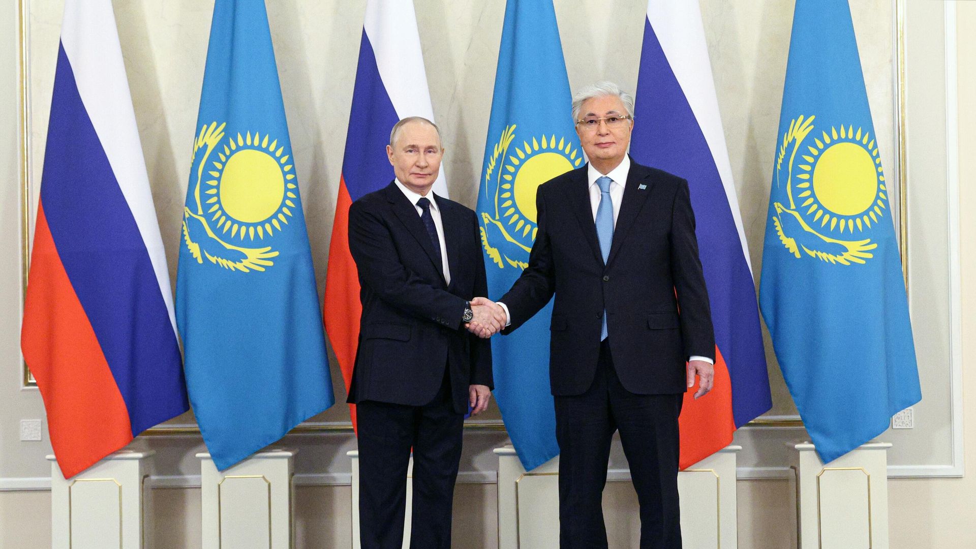 Президент РФ Владимир Путин и президент Казахстана Касым-Жомарт Токаев во время встречи в Астане - РИА Новости, 1920, 09.05.2025