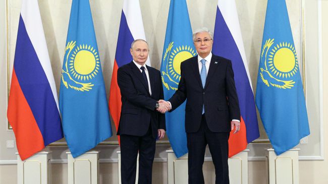 Президент РФ Владимир Путин и президент Казахстана Касым-Жомарт Токаев во время встречи в Астане