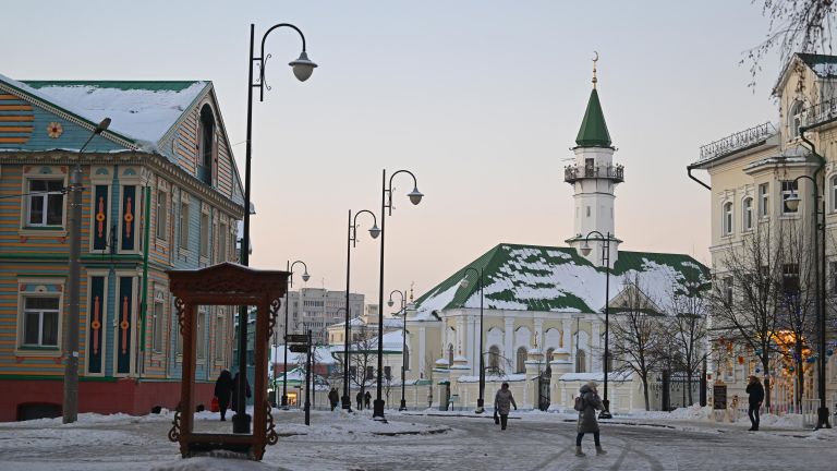 Вид на улицы Старо-Татарской слободы и мечеть аль-Марджани в Казани Вид на улицы Старо-Татарской слободы и мечеть аль-Марджани в Казани