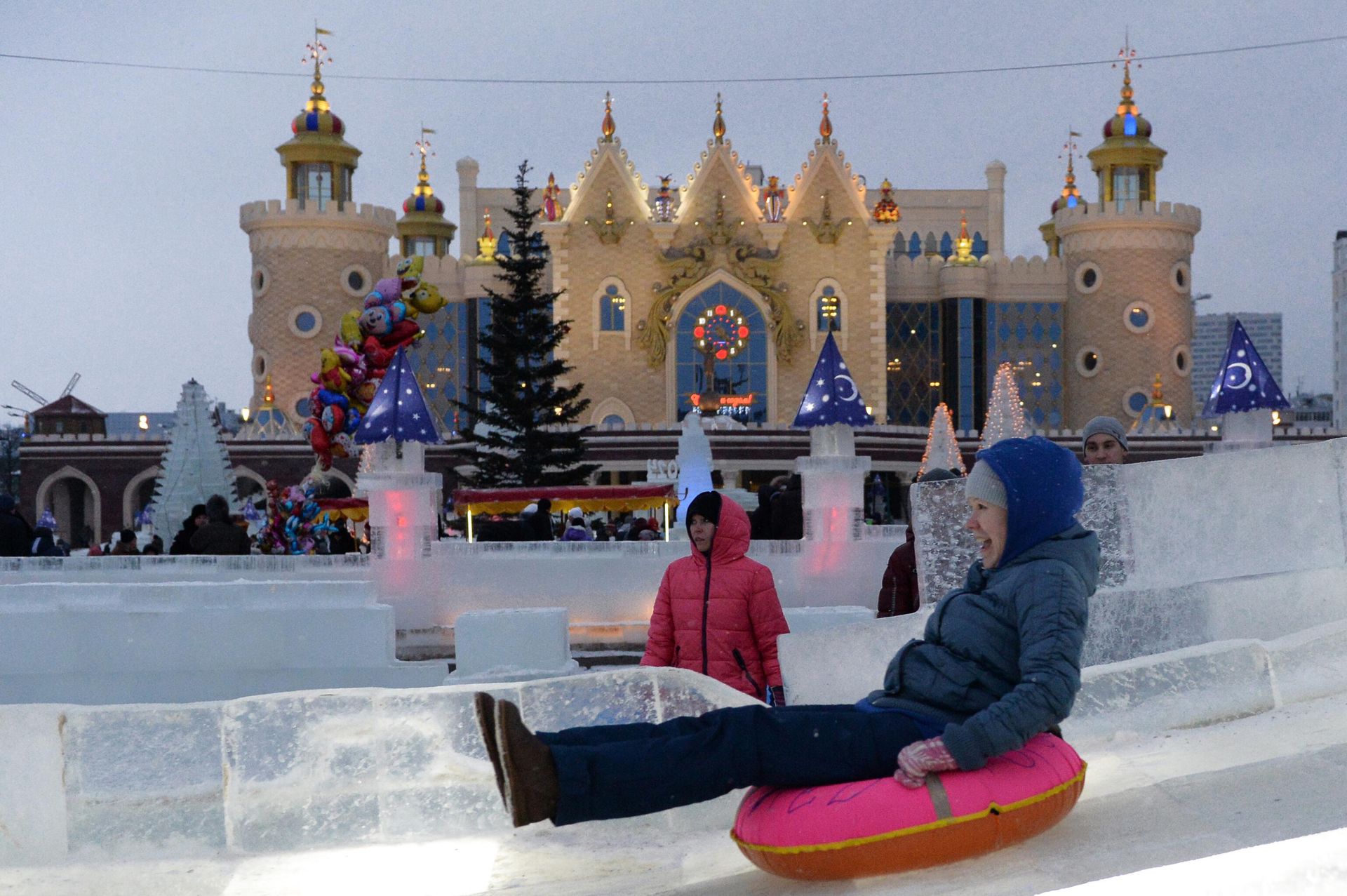 Дети катаются на горках в ледяном городке перед театром кукол Экият в Казани Дети катаются на горках в ледяном городке перед театром кукол Экият в Казани - РИА Новости, 1920, 29.11.2024