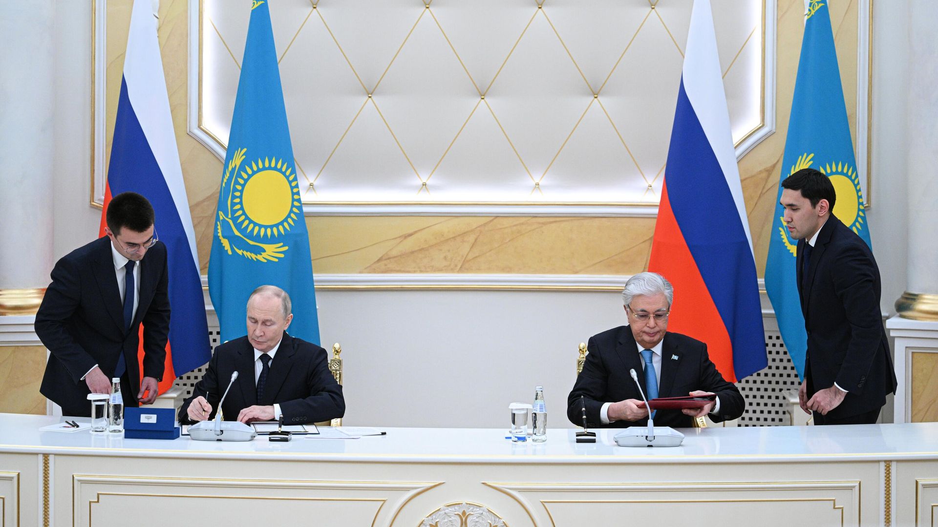 Президент России Владимир Путин и президент Казахстана Касым-Жомарт Токаев на церемонии подписания совместных документов в Астане Президент России Владимир Путин и президент Казахстана Касым-Жомарт Токаев на церемонии подписания совместных документов в Астане - РИА Новости, 1920, 27.11.2024