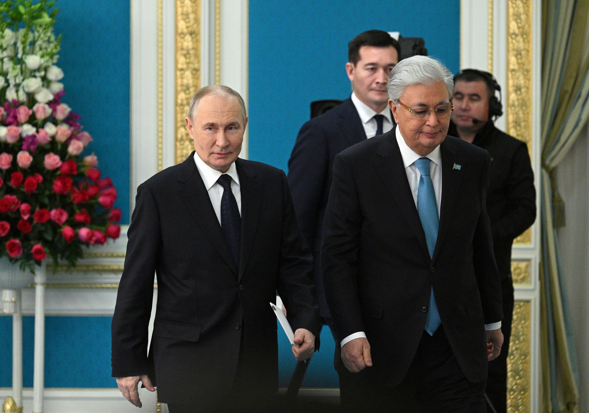 Президент РФ Владимир Путин и президент Казахстана Касым-Жомарт Токаев после совместного участия в пленарном заседании XX форума межрегионального сотрудничества России и Казахстана в Астане Президент РФ Владимир Путин и президент Казахстана Касым-Жомарт Токаев после совместного участия в пленарном заседании XX форума межрегионального сотрудничества России и Казахстана в Астане - РИА Новости, 1920, 20.06.2025