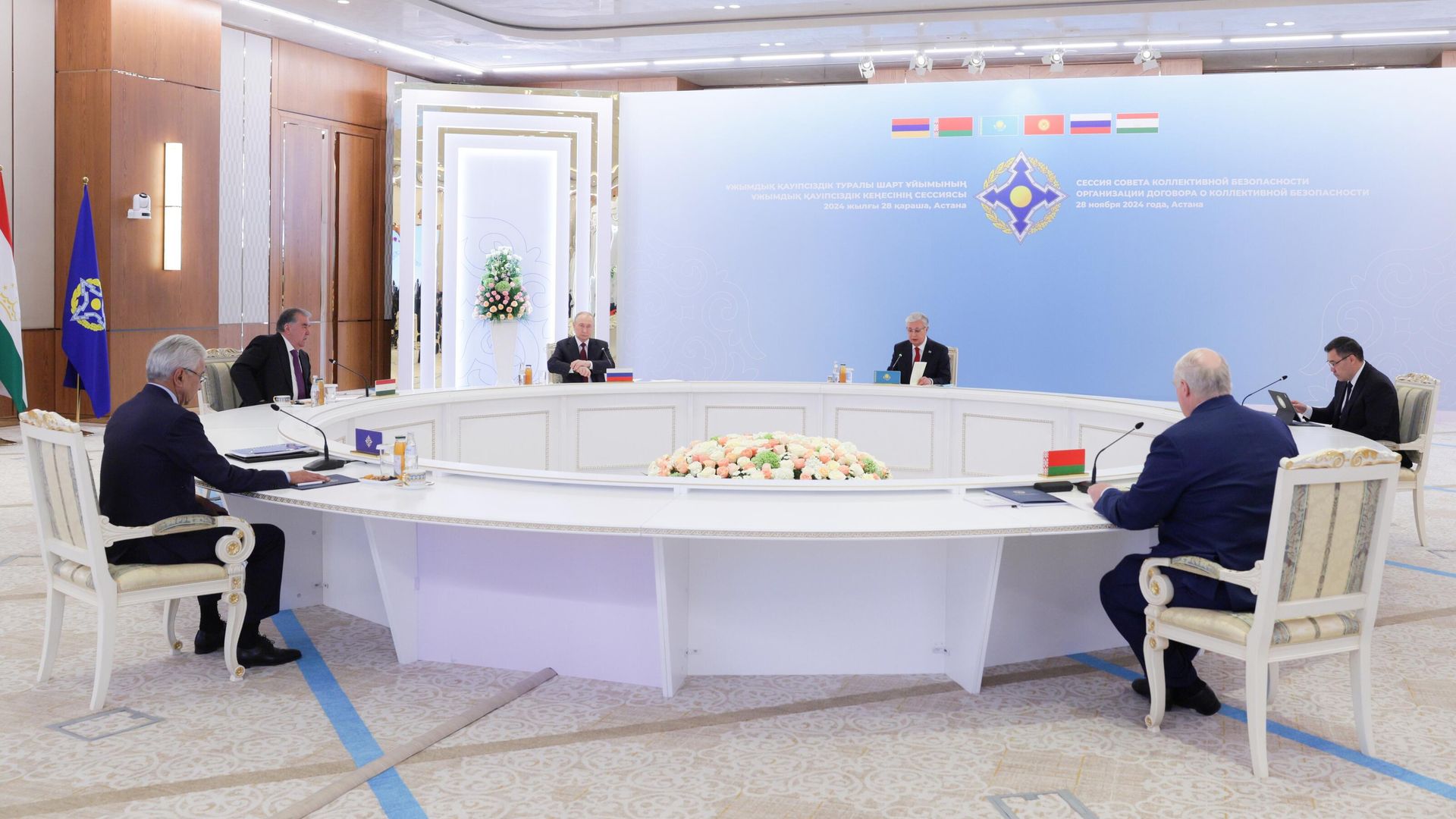 Президент РФ Владимир Путин на заседании в узком составе Совета коллективной безопасности ОДКБ в Астане Президент РФ Владимир Путин на заседании в узком составе Совета коллективной безопасности ОДКБ в Астане - РИА Новости, 1920, 28.11.2024