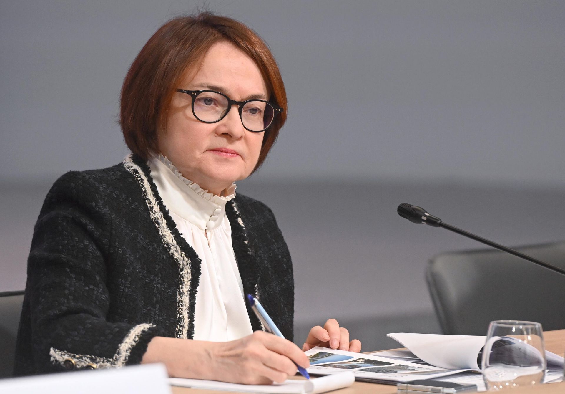 Председатель Центрального банка РФ Эльвира Набиуллина во время открытого заседания Консультативного совета по банкнотам Банка России Председатель Центрального банка РФ Эльвира Набиуллина во время открытого заседания Консультативного совета по банкнотам Банка России - РИА Новости, 1920, 06.03.2025