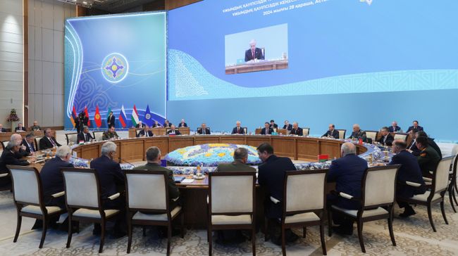 Президент РФ Владимир Путин ина заседании в широком составе Совета коллективной безопасности ОДКБ в Астане