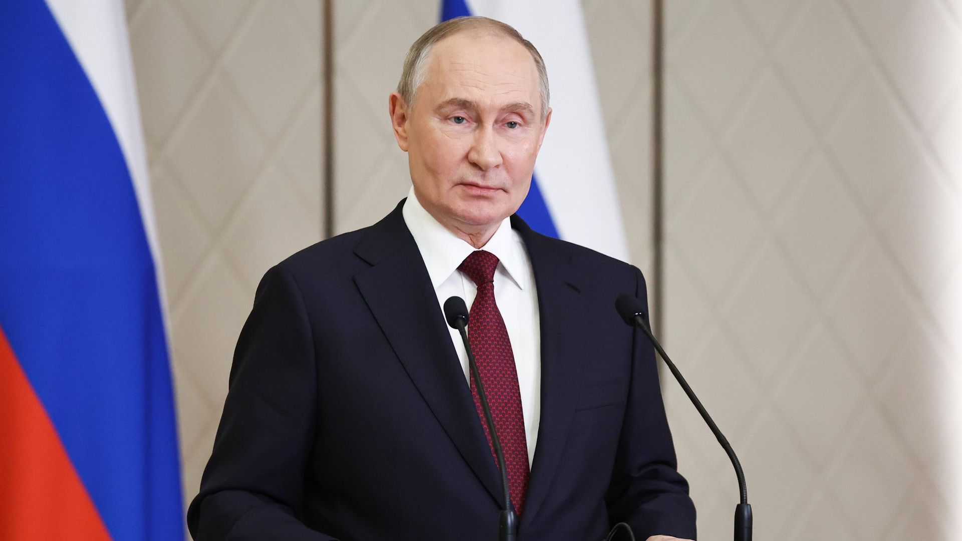 Президент РФ Владимир Путин во время подхода к представителям российских СМИ в Астане Президент РФ Владимир Путин во время подхода к представителям российских СМИ в Астане - РИА Новости, 1920, 28.11.2024