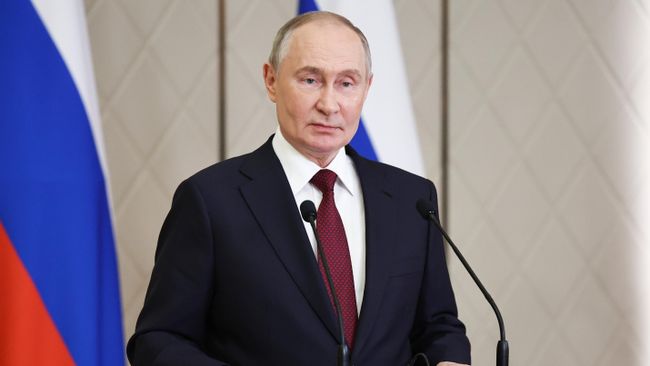 Президент РФ Владимир Путин во время подхода к представителям российских СМИ в Астане